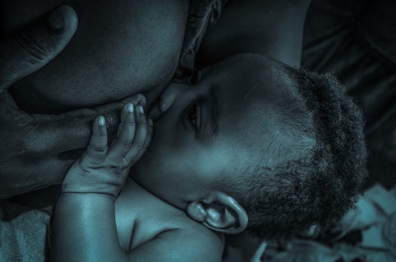 Karmienie niemowlaka mlekiem matki